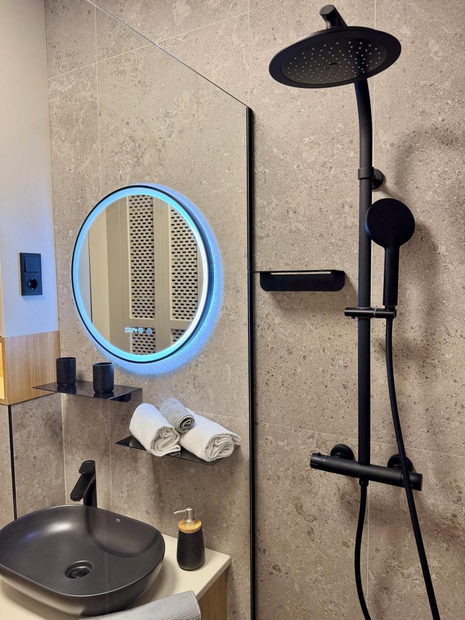 Standard By Hi5- Kiraly Beautiful Apartman *